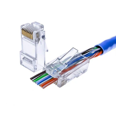 Paso del extremo del conector RJ45 8p8c CAT6 a través del enchufe modular de Ethernet de 3 dientes